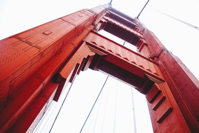 红色吊桥低角度照片